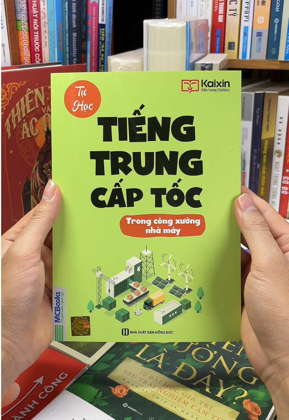 Tự Học Tiếng Trung Cấp Tốc – “Giao Tiếp Nhanh, Dễ Nhớ & Ứng Dụng Ngay!” Bạn muốn nói tiếng Trung đơn giản và tự tin chỉ trong thời gian ngắn, phục vụ cho du lịch, học tập, công việc hay du học? Tiếng Trung Cấp Tốc chính là giáo trình thiết thực dành cho người mới bắt đầu, giúp bạn tiếp cận tiếng Trung một cách logic, dễ dàng và hiệu quả ngay từ đầu!   Cuốn sách được đánh giá cao với mạch bài rõ ràng, chia theo thời gian giúp bạn bước từng bước tiến bộ nhanh. Thông qua các chủ đề giao tiếp phổ biến giúp bạn có thể ứng dụng ngay trong thực tế mà không cần nền tảng từ trước.   Nội dung sách bao gồm từ vựng theo chủ đề, các mẫu câu giao tiếp thực hành và hội thoại mẫu, kèm theo phần chữ Hán – phiên âm – phiên âm bồi – dịch nghĩa tiếng Việt rõ ràng, giúp bạn học nhanh, nhớ lâu và nói tự tin. Sở hữu ngay Tiếng Trung Cấp Tốc – cuốn sách bạn cần có để chinh phục tiếng Trung hiệu quả trong thời gian ngắn!#tiemsachbinhyen #BookTok #sach #sachhay #tiengtrungcaptoc 