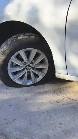 Two life-saving tips for staying safe inside a car!#tiktok #useful #car #driving 