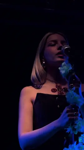 Bi' sana yazıldı tüm cümlelerim...🫂  #tuana #cümlelerim #konser #keşfet #foryoupage  @Tuana 