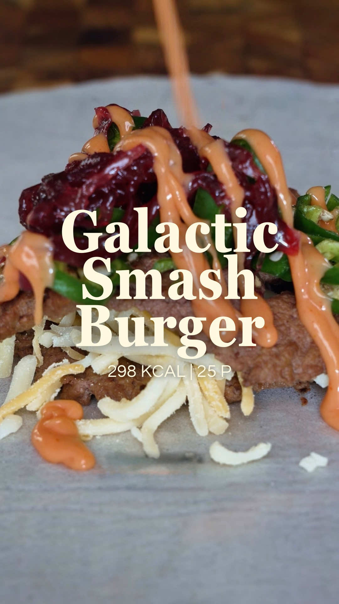 🌌 GALACTIC SMASH BURGER 🌌 Le smash burger… mais version MEILLEUR MOVE DE LA GALAXIE ! 🚀 Ici, pas de pain. J’ai remplacé le bun par une feuille de brick ultra croustillante, qui renferme du bonheur à l’état pur 🤤 Et avant que ça s’emballe… tu sais très bien que chez moi, le pain n’est pas interdit. Mais quand on est limité en calories, trouver des alternatives sympas, croustillantes et efficaces, ça fait clairement la diff 🧠✨ Croustillant dehors, juteux dedans, fromage fondant, piments qui claquent… et des macros qui restent bien alignés 🫡 📊 Valeurs nutritionnelles (1 smash burger) ⚡️ 298 kcal | 🥩 25P | 🥔 19G | 🥑 13L 🧾 Ingrédients (pour 4 smash burgers) • 400 g de viande hachée 5 % • 4 feuilles de brick (~20 g chacune) • 100 g de sauce Bang Bang allégée • 40 g de confiture d’oignons • 80 g de piments de Padrón • 80 g de mozzarella râpée (ou cheddar) • Sel, poivre • Un léger spray d’huile d’olive 👨🏻‍🍳 Préparation 1️⃣ Divise la viande en 8 petites boules de 50 g. 2️⃣ Poêle bien chaude + spray d’huile. Dépose une boule, sale, poivre, smash bien fin. Cuisson 1 à 2 minutes par face. Réserve. 3️⃣ Coupe les piments de Padrón en fines lamelles. 4️⃣ Montage Sur une feuille de brick, dispose dans cet ordre: → steak → fromage → steak → piments → confiture d’oignons → sauce Bang Bang 🍔 Referme façon petit paquet cadeau. 5️⃣ Airfryer: 10 min à 200°C, jointure contre la grille. 🔥 Alternative four 10–12 min à 220°C, chaleur tournante, sur une grille. ☝🏼 À savoir La sauce Bang Bang allégée est dispo dans mon livre Kiffe ta diète 📕 ou directement sur mon feed… faut juste scroller un peu 👀 🧠 Ici, on adapte, on ne s’interdit rien. BON APP’ les Lukum ⚡️ #recettefacile #recettehealthy #smashburger #recetterapide #perdredupoids