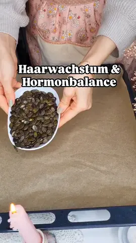 Diese Kugeln nähren deinen Körper gezielt von innen: Sie liefern wichtige Mineralstoffe für starke Haare, reine Haut und unterstützen gleichzeitig deine Hormone und natürliche Energie. Das passiert im Körper: Zink & Magnesium aus Kürbiskenen unterstützen Haarwachstum und Hormonbalance Antioxidantien schützen Hautzellen und fördern einen gesunden Glow Natürliche Energie aus Datteln - ohne Heißhunger Gesunde Fette & Ballaststoffe unterstützen Darm & Zellgesundheit Zutaten: ◆ 200 g Kürbiskerne 4 Medjool-Datteln, entkernt (ca. 10 Min. in heißem Wasser einweichen) Kakaopulver zum Walzen (optional) ◆ Kokosraspeln zum Walzen (optional) Zubereitung: Ofen auf 180 Grad vorheizen. Kürbiskerne auf einem Blech ca. 10 Minuten rösten. Warme Kürbiskerne mit den eingeweichten Datteln mixen, bis eine klebrige Masse entsteht. Kleine Kugeln formen. In Kakao oder Kokos wälzen (optional). Folge mir für einfache Rezepte für Beauty & Balance von innen. A #HairGrowth#HormoneSupport Haare von innen stärken, Hormonbalance, Beauty Snacks, Kürbiskene Vorteile, Zink für Haare, gesunde Energiekugeln, natürlicher Glow, Frauengesundheit, Snack ohne Industriezucker, Clean Eating, Healthy Hormones#gesundnaschen #Bauchfettweg #Küchenhack 