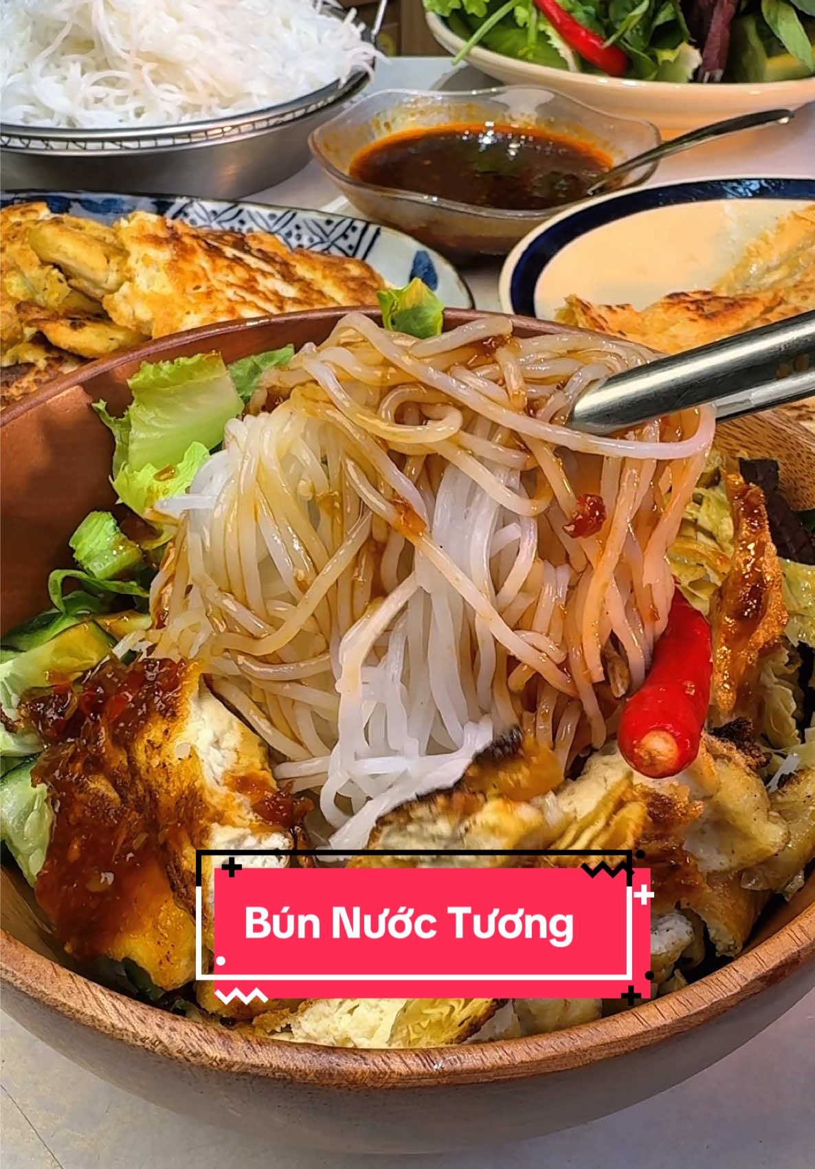 Thay vì đi ra ngoài tiệm ăn cái món bún nước tương đang hót thì tui đã tìm ra cái loại nước tương pha chế sẵn để ăn bún nước tương rất là ngon luôn nè #mukbang #bepcuagiao #bunnuoctuong #nuoctuonganbunlangchaixua #langchayxua 