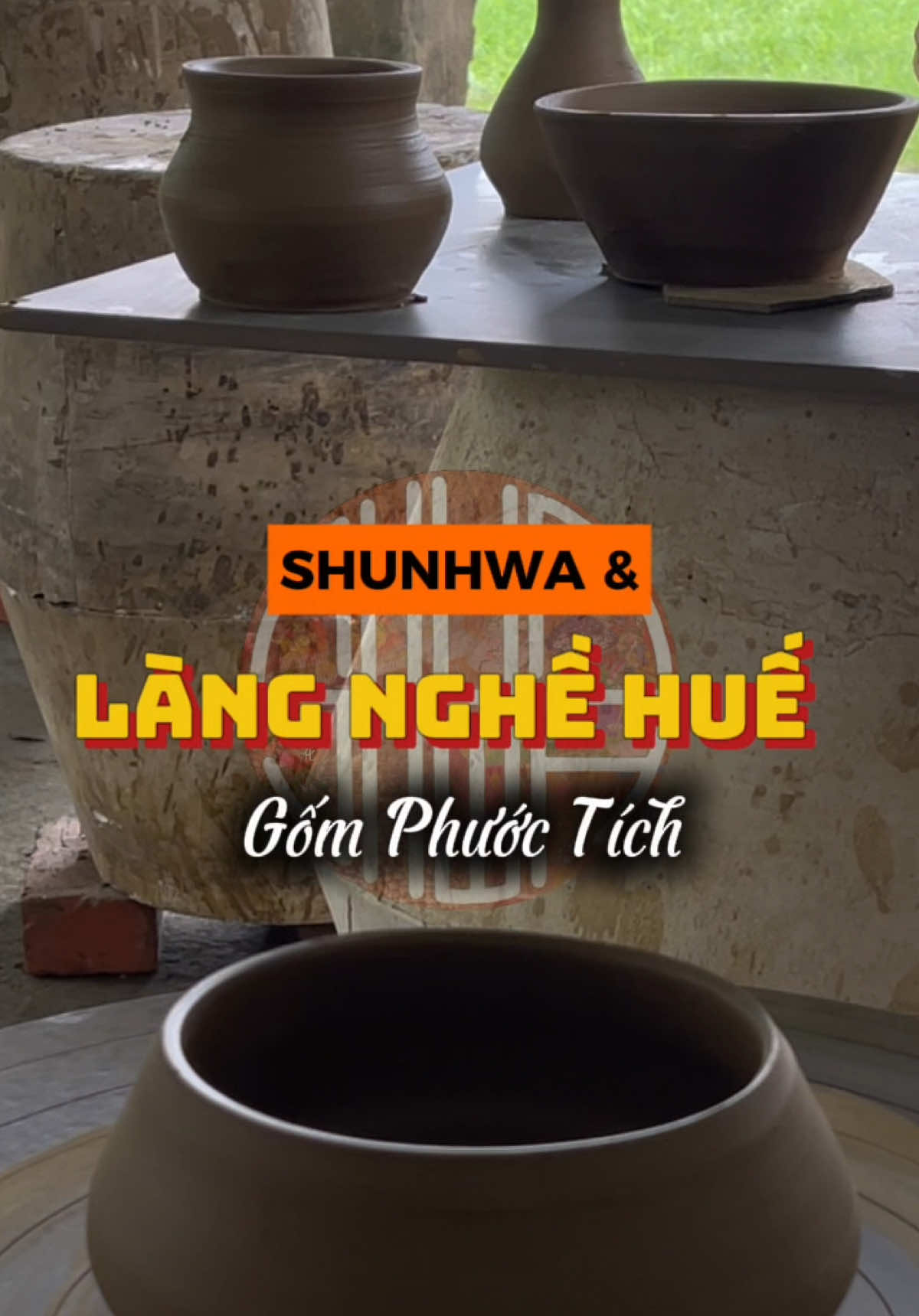 LÀNG NGHỀ TRUYỀN THỐNG: GỐM PHƯỚC TÍCH. Hôm nay SHUNHWA kể chuyện gì? - Hôm nay, để chúng mình kể bạn nghe về một ngôi làng gốm nức tiếng ở những thế kỷ trước bạn heng! Nằm bên bờ con sông Ô Lâu hiền hòa, làng cổ Phước Tích ở xã Phong Hòa, huyện Phong Điên, tỉnh Thừa Thiên Huế là một trong những làng cố quý báu của Việt Nam. Làng này đã được Nhà nước công nhận là Di tích quốc gia, thứ hai sau Làng cổ Đường Lâm (Hà Nội) nhờ giữ gìn vẻ đẹp nguyên sơ của đời sống quê hương với phong cảnh yên bình, tươi đẹp, và những biểu tượng văn hóa như cây đa, bến nước, sân đình,... Bên cạnh đó, Phước Tích còn nổi tiếng với làng nghề truyền thống Gốm Phước Tích, hay còn gọi là 