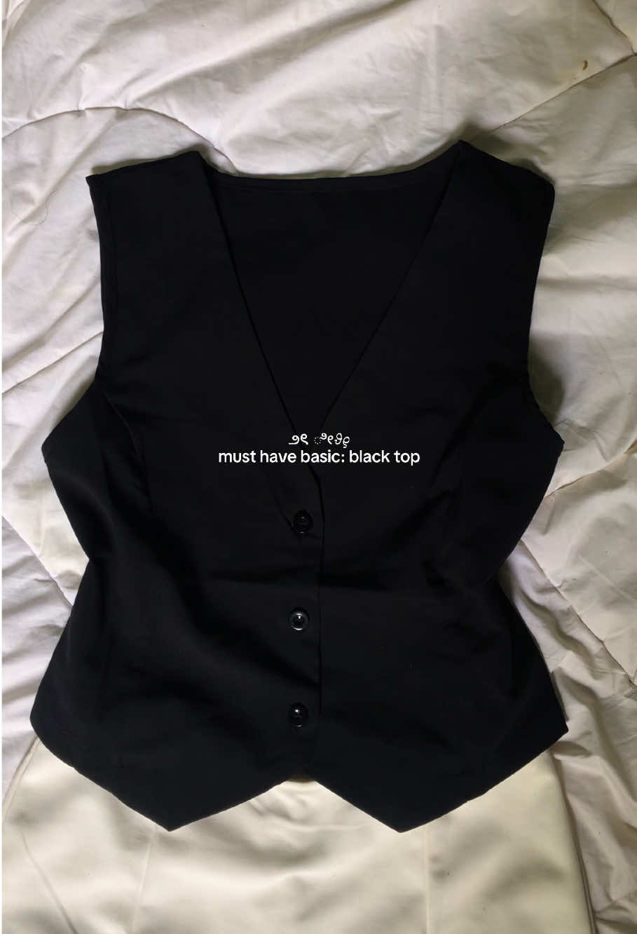 sobrang classy tignan nitong black vest top at talagang nagmumukhang expensive ang buong outfit. ang ganda ng fabric, hindi mainit sa balat! #toprecomendation #blacktop #ootdideas #richtitaoutfits #eleganttop 