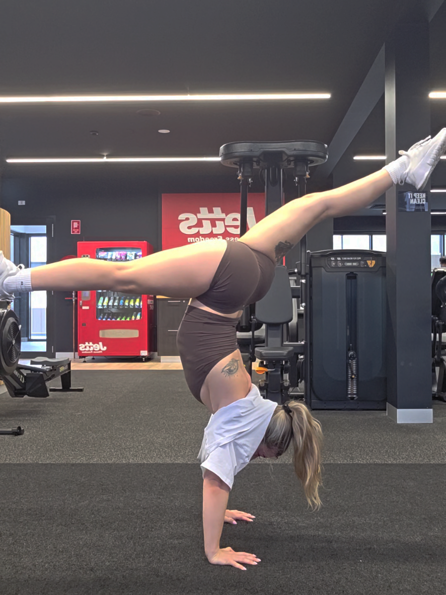what stretches should I try next? #flexible #handstand #blonde #gym #gymgirl 