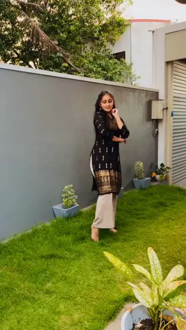 මේ කෙල්ල නැනේ මෙල්ල👀♥️ DC :@Oshan Liyanage  @Oshan Liyanage Dance Studio  #eppadisuham #sinhalasong #viral #trending #fyp 