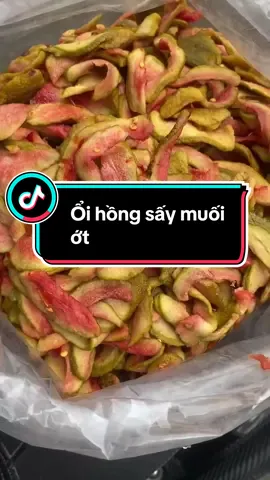 Ổi hồng sấy muối ớt. Ổi chua chua ngọt ngọt sấy kèm muối ớt mặn mặn cay cay. Món trái cây sấy muối ớt nhất định phải thử trong dịp tết này nghen #oihongsaymuoiot #oihongsaydeo #oihong #traicaysaydeo #muttet 