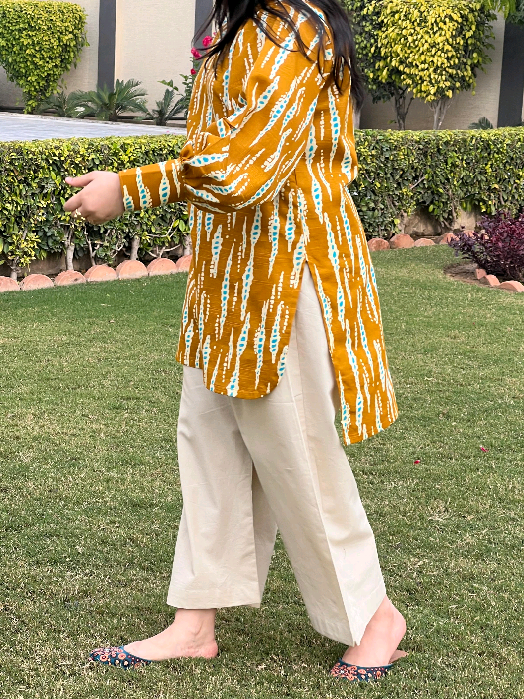 Elevate your winter wardrobe with our Mustard Two-Piece Dress, designed for effortless elegance 🤍 This stylish set features a beautifully stitched shirt with a refined flat band collar and chic cuffed sleeves, paired perfectly with a tailored trouser. The sophisticated color scheme makes it an ideal choice for the winter season, blending comfort with timeless style. Perfect for casual elegance or polished everyday wear. #wintercollection #eid #fyp #fypp #nooraina 