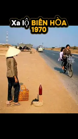 Năm 1970, Xa Lộ Biên Hòa là tuyến giao thông huyết mạch nối Sài Gòn với Biên Hòa, Thủ Đức và vùng Đông Nam Bộ. Con đường rộng hiếm có thời bấy giờ, hai bên còn thưa nhà cửa, xe cộ không đông, chủ yếu là xe Jeep, GMC, Honda 67, Vespa… Những hình ảnh tư liệu này ghi lại nhịp sống chậm rãi, trật tự và dáng vẻ nguyên sơ của Xa Lộ Biên Hòa trước 1975 – một biểu tượng giao thông của miền Nam xưa. #XaLoBienHoa #XaLoBienHoa1970 #BienHoaXua #SaiGonXua #MienNamXua 