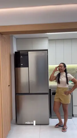 Expectativa: Geladeira de revista. e Realidade: Ela cria vida (e amassados) sozinha! A famosa IM8S da Electrolux é um espetáculo, mas esse 
