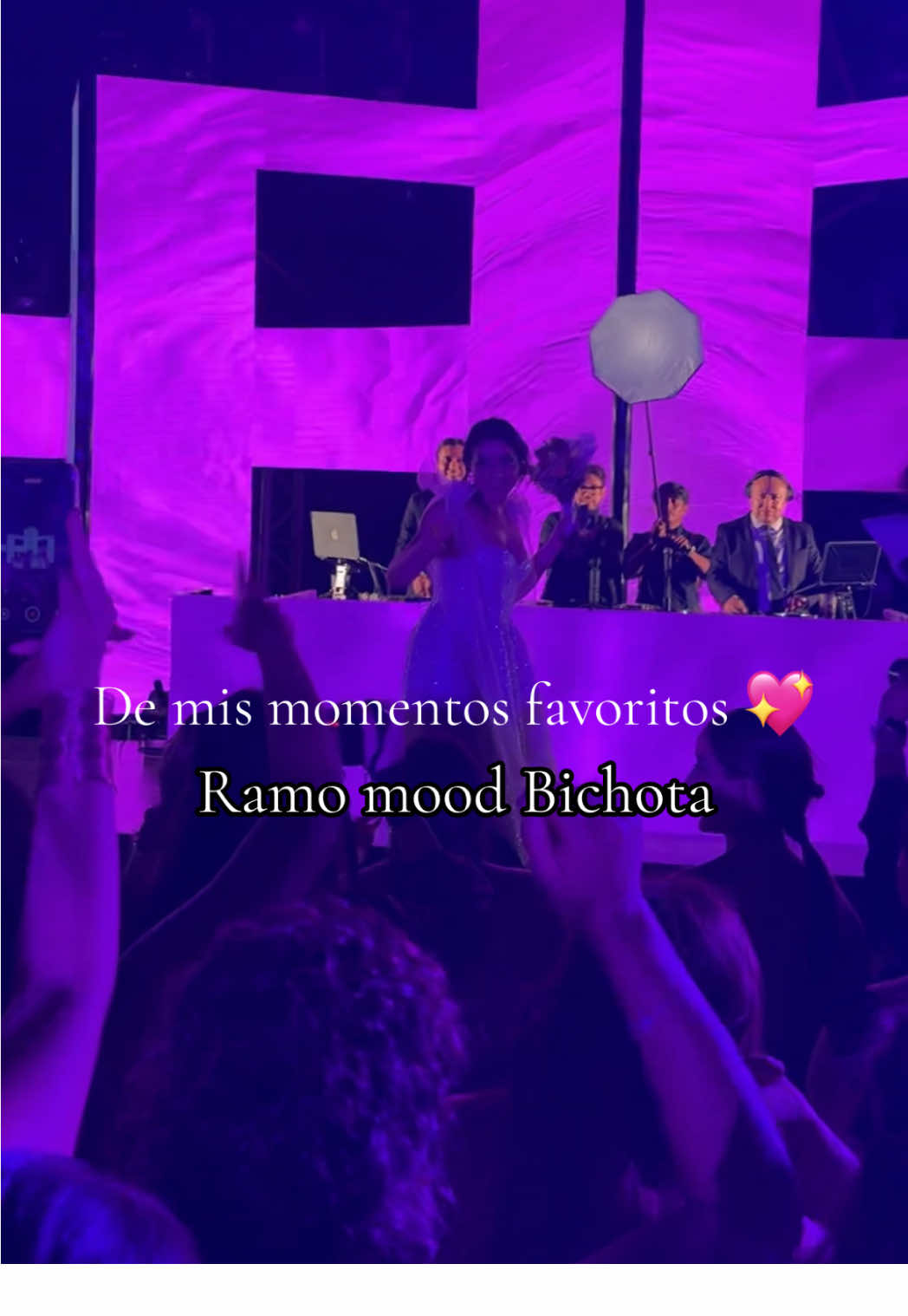 Este ramo se lanzó con estilo: Bichota #karolg 💖 @SENSE DJ 🔝🔝🔝 #bride #wedding #weddingtiktok #bichota 