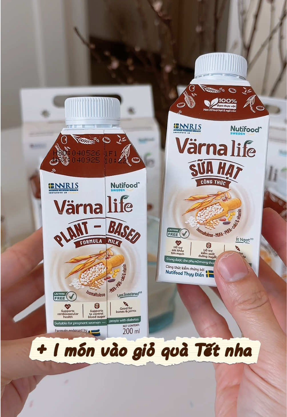 Tết đến, mình hay ưu tiên mấy món uống lành – dùng hằng ngày cho cả nhà 🌿 Sữa hạt Varna Life pha sẵn, tiện cho mấy ngày bận rộn, ông bà hay ba mẹ uống đều hợp. 🎁 Quà Tết nhỏ nhưng để ý sức khoẻ người nhận. #tet2026 #quatet #suahat #varnalife #chamsocsuckhoe 