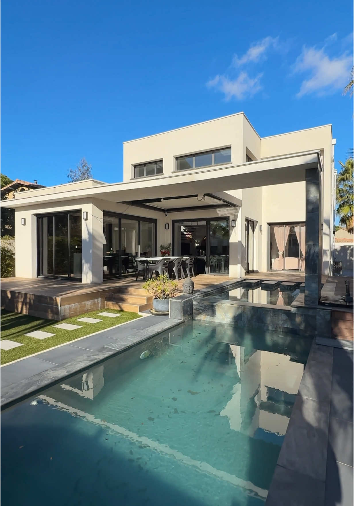 En vente - villa contemporaine- 945 000 € Grau d’Agde, secteur prisé et calme proche de la plage, cette villa contemporaine récente offre un cadre de vie lumineux et moderne. Contact par MP