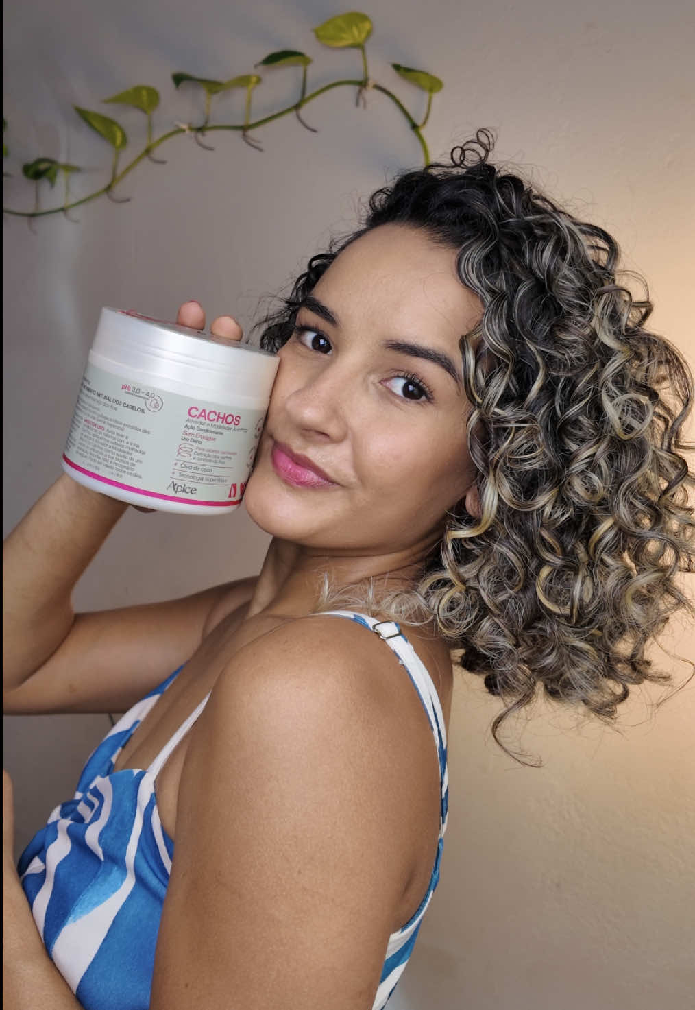 🏷️ PAULINHA Seu cabelo fica ressecado mesmo usando vários produtos? 😮‍💨 Talvez o problema não seja a quantidade, e sim a escolha certa. A linha Cachos da Apice Cosméticos é enriquecida com óleo de coco, manteiga de karité e a exclusiva tecnologia Super Wave, que hidrata profundamente e devolve o movimento natural dos cachos ✨🌊 Resultado: cachos mais macios, definidos e com brilho — sem pesar 💖 👉🏽 Aproveita que o site está em promoção e usa meu cupom de desconto: PAULINHA 🏷️ pra garantir o seu 💸✨ @Apice Cosméticos 