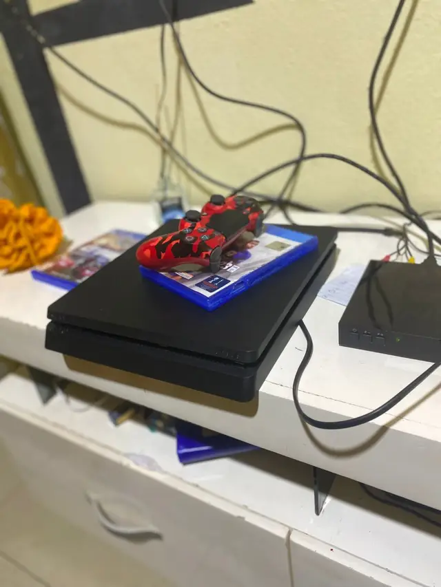 PS4 slim Etat : neuf Accessoires : 1 manette + cd fifa 23 +cable audio + cable d'alimentation Capacité : 500 GB Prix négociable mais légèrement. J'suis disponible pas : appel, SMS, Whatsapp et messenger sur mon : 07 49 50 49 45