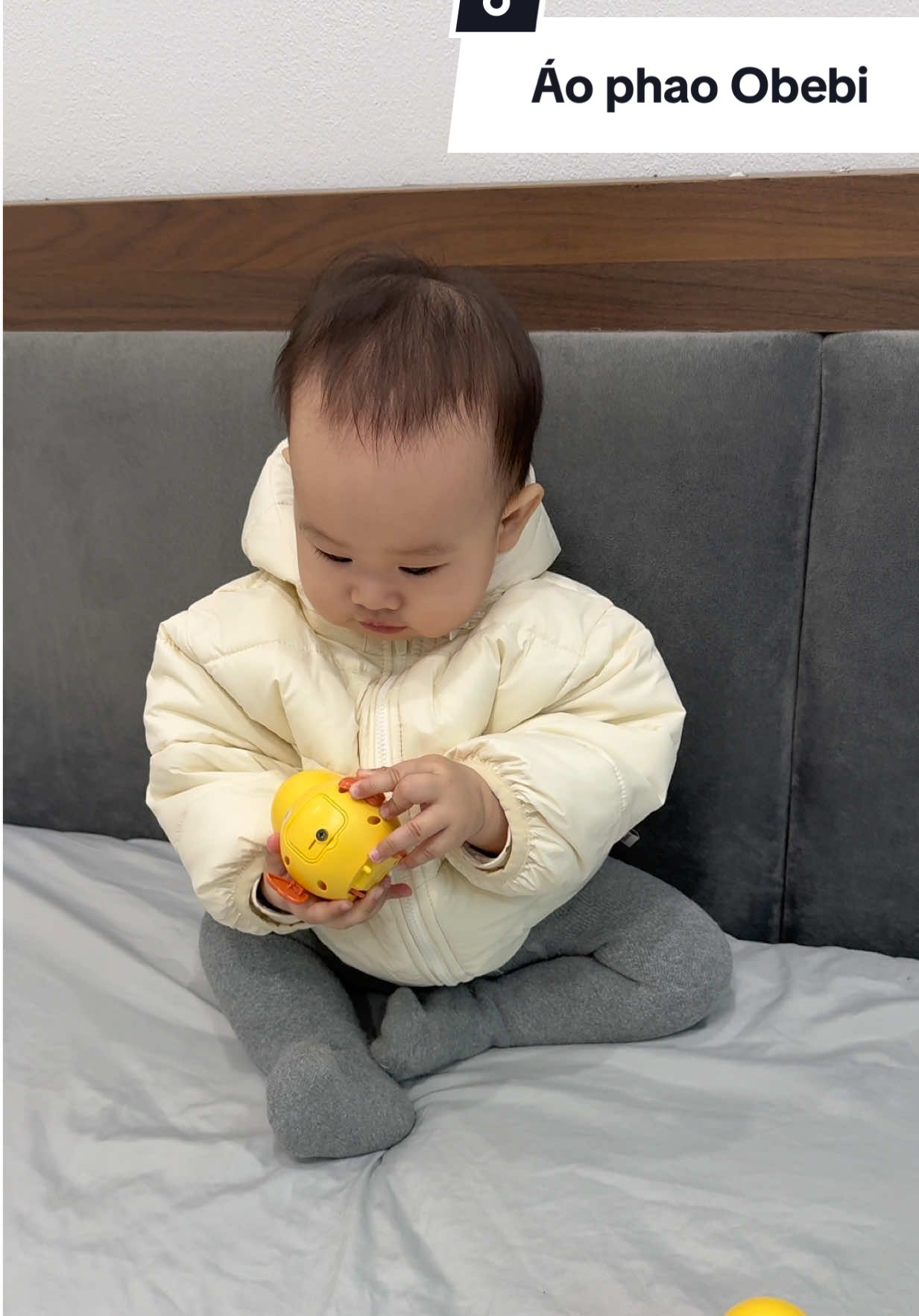 Áo phao ấm nhưng cần nhẹ nhàng để con thoải mái vận động, mà vải mịn lì nên trông có gu lại đỡ nghe tiếng sột soạt các mom ạ💗 #aokhoacphaochobe #obebi #khoacphao 