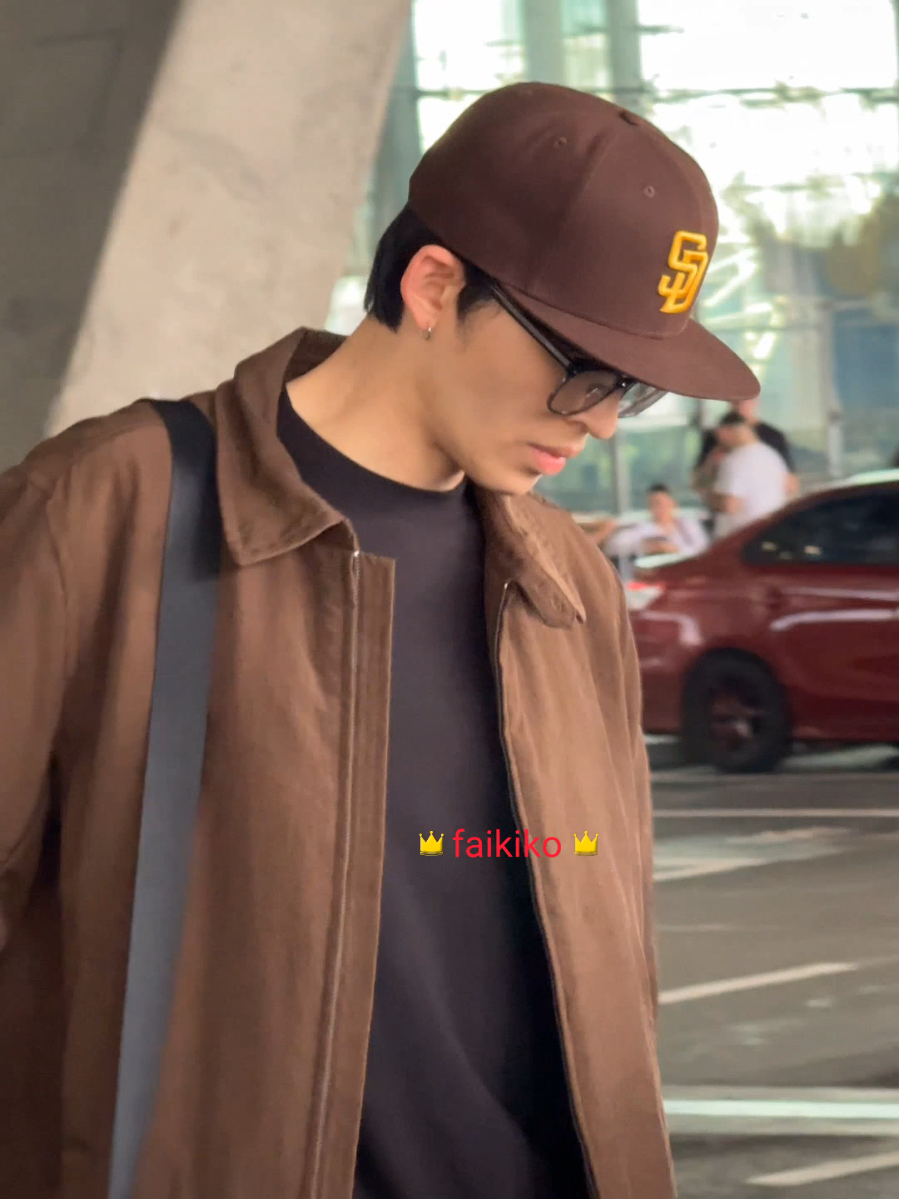 Welcome Back ครับปอนด์ สงสารน้องบินไม่ได้พัก พรุ่งนี้ก็ต้องไปจีนต่อ อัดงานเยอะมากกกกกก นี่เร่งเคลียร์งาน เพื่อจะได้ไปงานลิปปอนด์ตอนเย็นนี้ แล้วน้องๆที่ไปรอรับฮันบินเจอปอนด์พอดี #ppnaravit  #pondnaravit #ปอนด์ณราวิชญ์ 