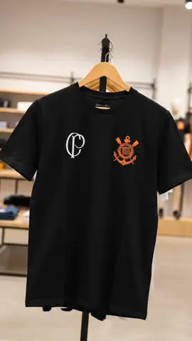 Camisa masculina do Corinthians pra quem quer representar o clube com estilo no dia a dia. Design simples, confortável e com identidade de verdade. Perfeita pra usar fora do estádio e mostrar que é Fiel em qualquer lugar. Já garanti a minha no carrinho 🖤🤍 #Corinthians #FielTorcida #CamisaDoTimão #ModaMasculina #EstiloAlvinegro