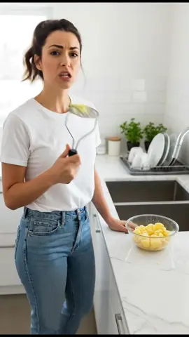 Amassador de batatas #cozinhar #alimentos #batatas #legumes #mulher 
