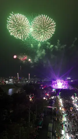 🎇🎆 Mời cả nhà toptop vô thẩm màn bắn pháo hoa tầm cao tại lễ hội hoa đào Xứ Lạng 2026. Như roket luôn các bác ạ…😅 #lehoihoadaoxulang  #langson  #flycam  #xuhuong  #viral 
