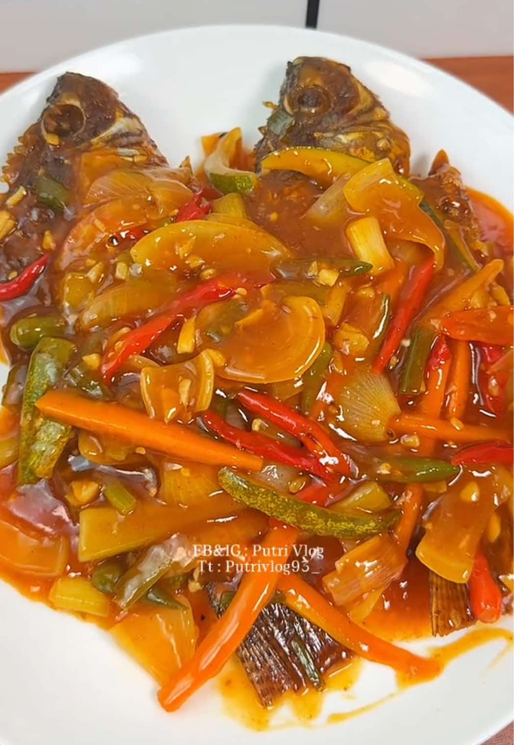 Kalau punya ikan coba di masak ini bun enak banget ✨Ikan asam manis pedas ✨ Bahan 1 2 ekor ikan nila  1 buah jeruk nipis ( untuk marinasi ) 1/2 sdt garam ( untuk marinasi )  Bahan 2  1/2 buah wortel ( potong memanjang )  1/2 buah timun ( potong memanjang )  6 cabe merah keriting ( iris )  6 cabe rawit hijau ( iris )  3 siung bawang putih ( cincang halus )  1 buah bawang bombai ( potong sesuai selera  1 batang daun bawang ( potong ) Bahan 3  6 sdm saus sambal 4 sdm saus tomat 2 sdm saus tiram 150ml air  1 sdt  merica bubuk Garam  Gula  Kaldu jamur #masakanrumahan #ikanasampedas #masakansimple 