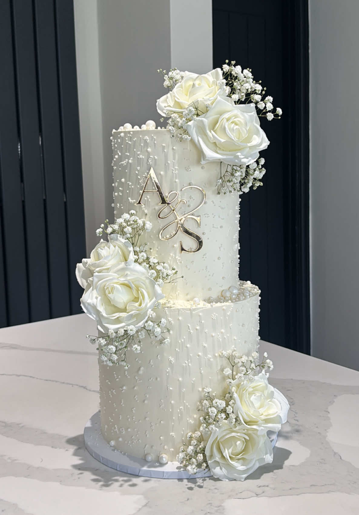 Timeless 🥹✨ #weddingcake #cakedecorator #cakedecorating #caketutorial #caketok 