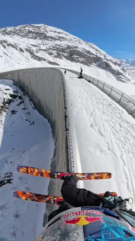 Valentin Delluc signe une ligne d’une précision chirurgicale : grind au sommet du barrage, puis wallride vertigineux sur la paroi du barrage de Moiry… un clip à couper le souffle extrait de notre dernier film FREEBIRDS. 🎥 Cet instant a été capturé par Thierry Donard, en poste en haut du barrage. La Nuit de la Glisse poursuit son Winter Tour avec 2 dernières dates exceptionnelles : 📍 Chamonix – Cinéma Vox (18 & 26 février – 17h30 / 20h15) 📍 Val d’Isère – Centre des Congrès (23 février – 18h) 🎟️ Prenez vos places sur nuitdelaglisse.com pour vivre l’expérience sur grand écran. @Nuit de la Glisse #speedriding #extrem #slide #dam #redbull @redbullfrance @Red Bull @go.FLARE.global @insta360 official @tagheuer 
