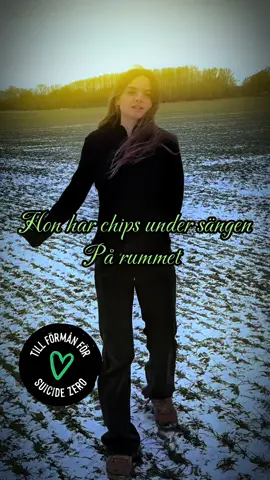 ”Mobbaren i spegeln” ute 27/2 Jag heter Emilia Strand, är 22 år och jag är artist & låtskrivare. Jag skriver musik om det vi ofta känner men inte alltid vågar säga högt. För mig har musik alltid varit ett sätt att överleva, förstå och bearbeta livet. Nu vill jag använda den för att göra skillnad. Min nästkommande låt “Mobbaren i spegeln” handlar om något som påverkar så många fler än vi pratar om, vilket är samhällets skönhetsideal och känslan av att aldrig vara tillräcklig. Om att stå framför spegeln och känna att man inte duger. Jag är trött på det. Jag är trött på ett samhälle som tjänar pengar på våra osäkerheter. Trött på filter, falska förebilder, perfekta flöden och framförallt normerna som är omöjliga att leva upp till. Jag är så ledsen över att unga människor ska behöva bära skammen över att inte passa in i en mall som aldrig ens var skapad för dem. För vissa stannar det vid osäkerhet… men för andra leder det till ångest, självhat och i värsta fall kan det kosta dem livet. Det är just därför startar jag den här insamlingen, tillsammans med er, till Suicide Zero och deras arbete med att förebygga självmord och sprida kunskap kring psykisk ohälsa. De arbetar för att påverka politiska beslut, utbilda skolor och arbetsplatser, sprida livsviktig information och bryta stigmat kring att må dåligt. Alla intäkter jag tjänar på “Mobbaren i spegeln” kommer oavkortat att gå till en insamling jag startat hos dem.   Detta betyder att varje stream faktiskt gör skillnad. För ju fler som spelar den, desto mer pengar samlar vi tillsammans in. Så snälla, var med. Skänk en slant om du kan. Spela låten. Dela den. Lägg upp den i din story. Skicka den till någon som behöver höra att de duger. Låt oss visa att vi är fler som vägrar låta idealen tysta ner oss. Musik kan inte rädda allt. Men tillsammans kan vi rädda liv. Länk till insamlingen hittar ni i bion. Tack för att du är här & tack Suicide Zero för allt ni är och för ert livsviktiga arbete. 🤍 #suizidezero #smalastvinnerinte #skönhetsideal #tiktoksverige #psykiskhälsa 