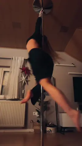 Was man halt um 23 Uhr so macht #pole #dance #poledance #dancing #foryou 