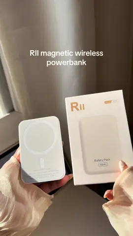 Very convenient no need na mag dala ng cord pag aalis. RII magnetic wireless powerbank