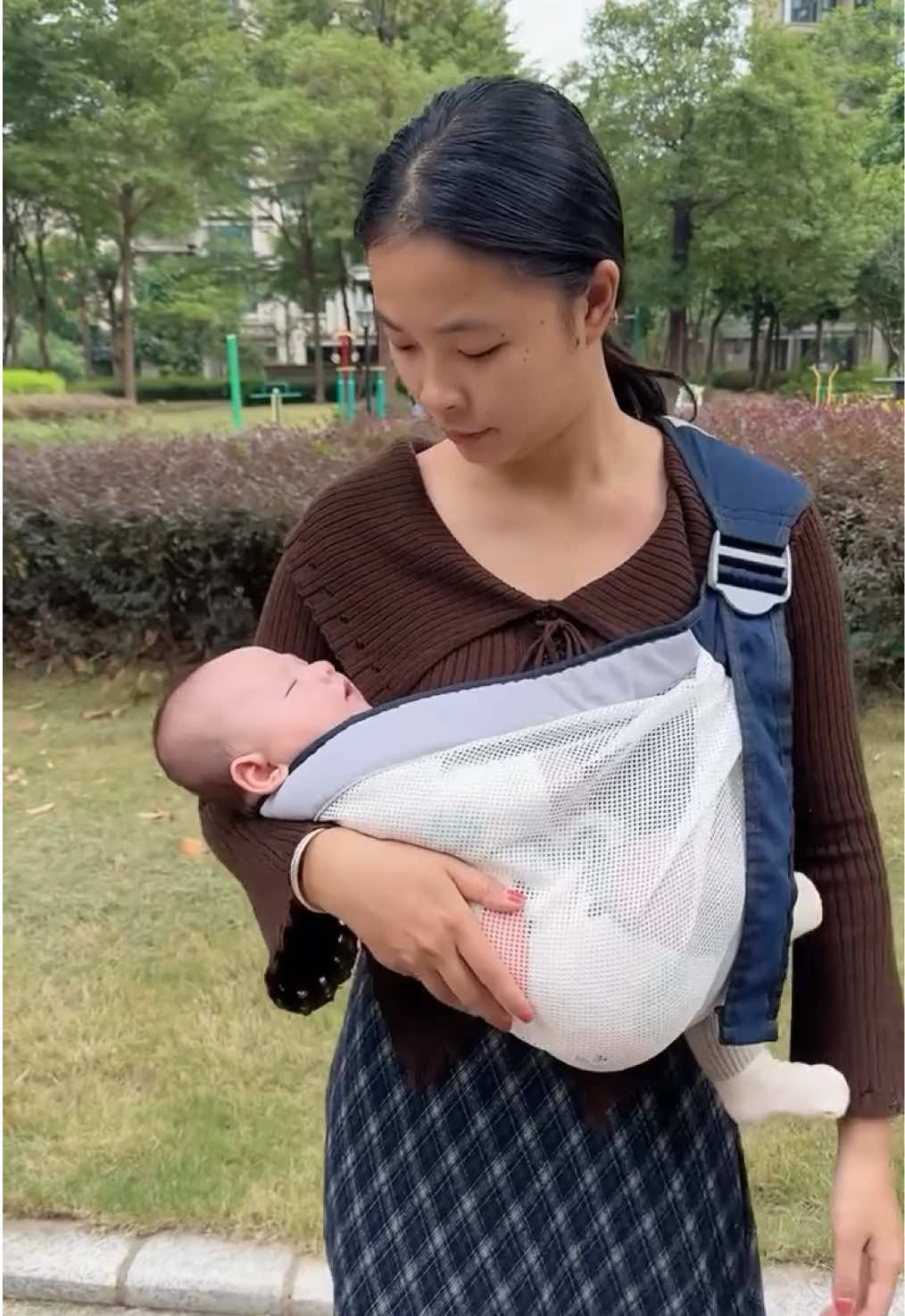 👶✨ Bandolera Portabebé – Conexión y comodidad en cada abrazo ✔️ Tela suave y transpirable ✔️ Ajustable y fácil de colocar ✔️ Distribuye el peso para mayor comodidad ✔️ Ideal para recién nacidos y bebés pequeños #MamáPrimeriza #PorteoErgonómico #BebéFeliz #TikTokShop #Maternidad