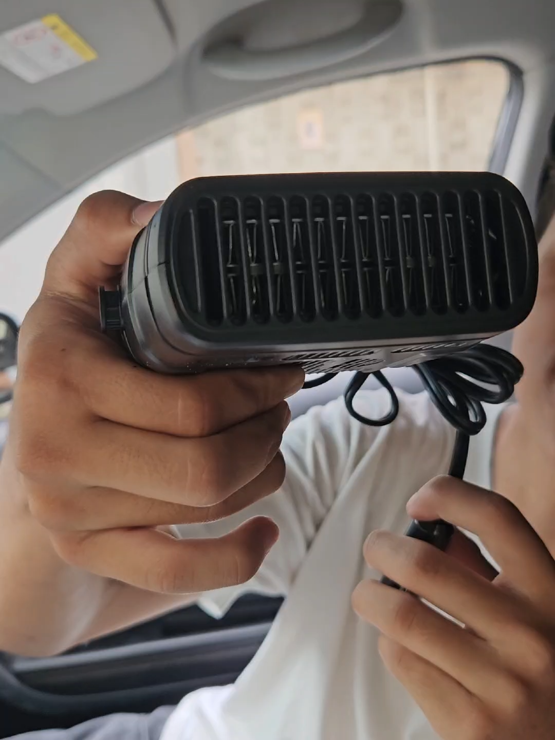 Basta de manejar temblando porque se le dañó el calefactor, nosotros te tenemos la solución este calefactor ventilador para carro te salva en segundos.