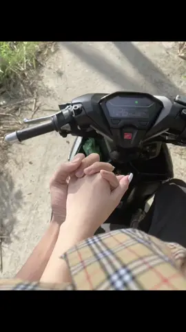 mai này nắng có tắt , mây kia có bạc màu. xin tay người nắm chặt , đừng để mình lạc nhau 