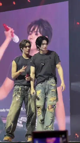 dasar biduan! 😭😭😭 #winmetawin #gemini_nt #snowballpower #riserconcert 