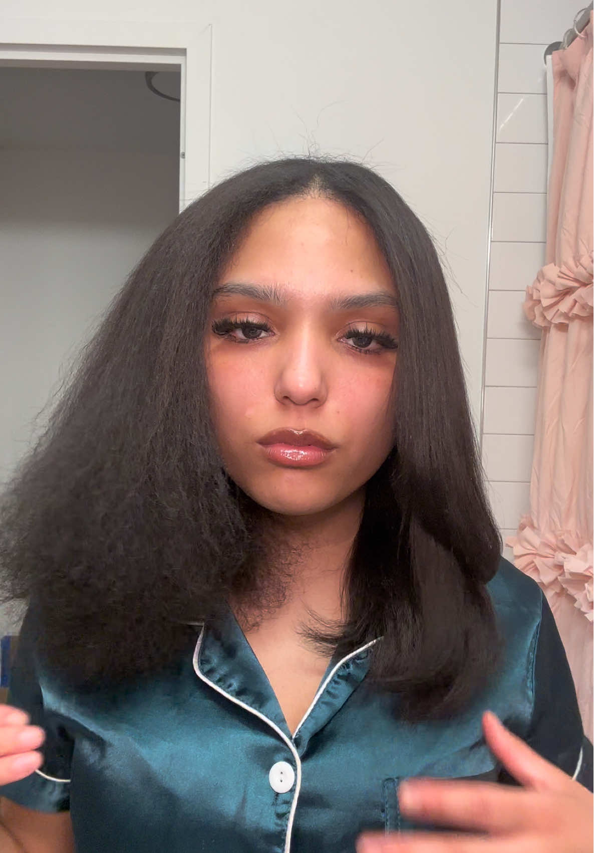 okay but this straightener?? obsessed !! it literally gives silk press at home. arrives in three days, comes with a one year warranty and free shipping so you really can’t go wrong.  #wavytalksteamstraightener #hairtok #naturalhair #curlyhair 