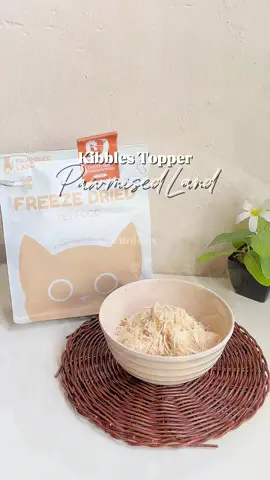 Yg mana meow kurang selera makan atau dh bosan dgn wetfood yg sama je wajib try topper ni!  Ada chicken floss, egg yolk & krill! Semua bagus utk kesihatan meow tau🫶🏻 #pawmiseland #cattytoothflossy #kibbletoppers  #chickenfloss #freezedriedpetfood 
