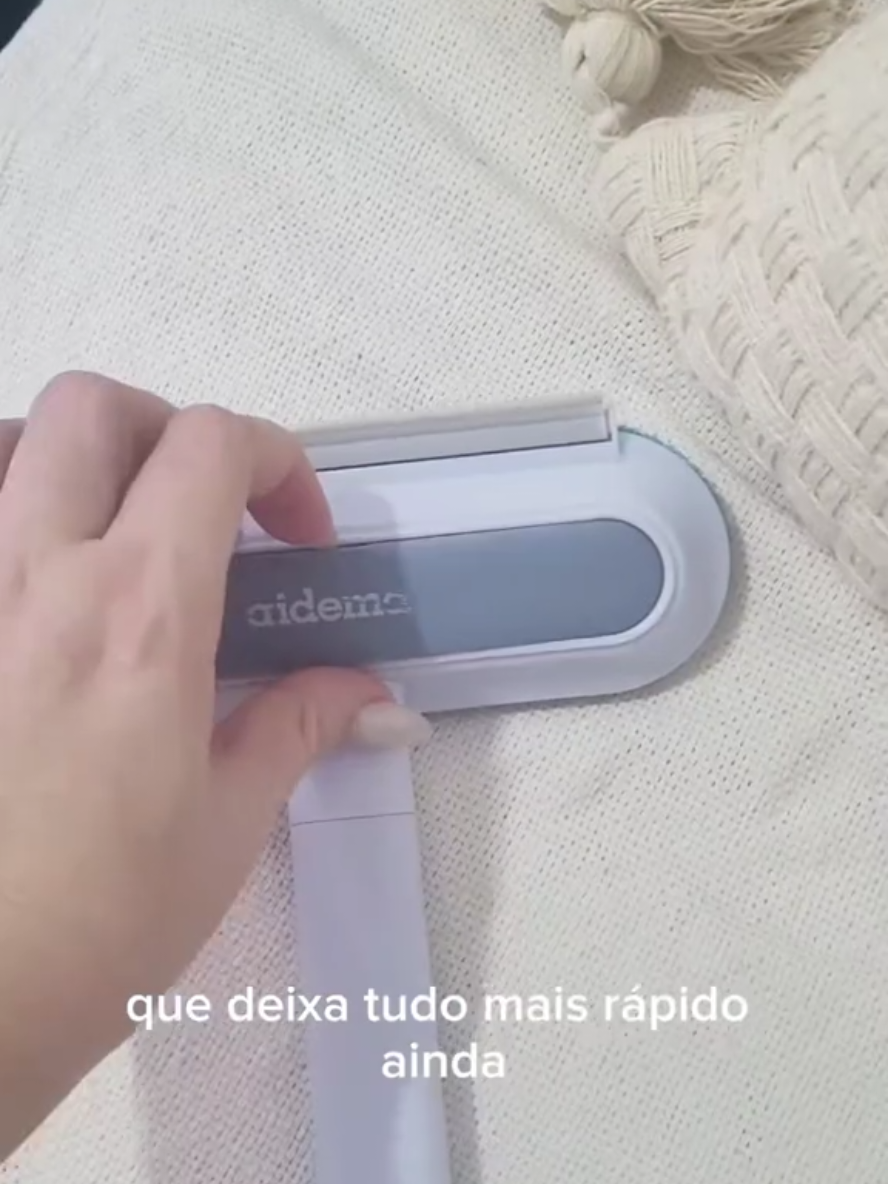 Escova tira pelo de gato e cachorro.  Eu usei e aproveite! Compre já a sua! #casa #escova #tirapelo #sofa #pet 