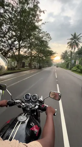 ඒ sunset එකත් එක්ක නම් පිස්සුවක් 😩❤️‍🩹#hornet250 #beast #athaathithekaamathakasenehe 