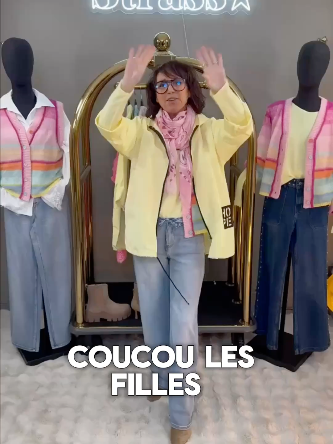 EN BREF : Découvrez comment égayer vos journées pluvieuses avec nos bandanas d'été colorés nos imperméables stylés#lookdujour #ByStrass #OOTD