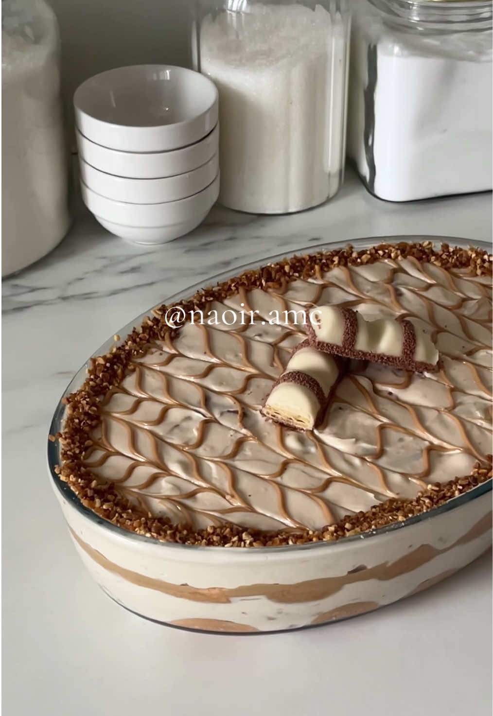 Je pouvais pas ne pas la refaire 🤤  Ingrédients :  250 g de mascarpone 400 ml de crème liquide 2 sachets de pâte à noisette 4 Kinder Bueno Pâte à noisette Boudoirs Lait ….. Ingredients : 250 g mascarpone 400 ml whipped cream 2 teaspoons of hazelnut spread 4 Kinder Bueno bars Hazelnut spread Ladyfingers Milk #tiramisu #amsrsounds #ramadanrecipes #kinderbueno #gourmandise 
