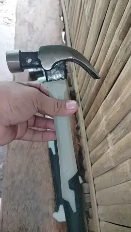 Solid at matibay na Super Steel Claw Hammer! 🔨 May magnetic tip para hindi mahulog ang pako—perfect sa DIY at pang-araw-araw na trabaho. Sulit na sulit sa presyo! #SulitTools #DIYProjectsPH #GawangMatibay #HandySaBahay