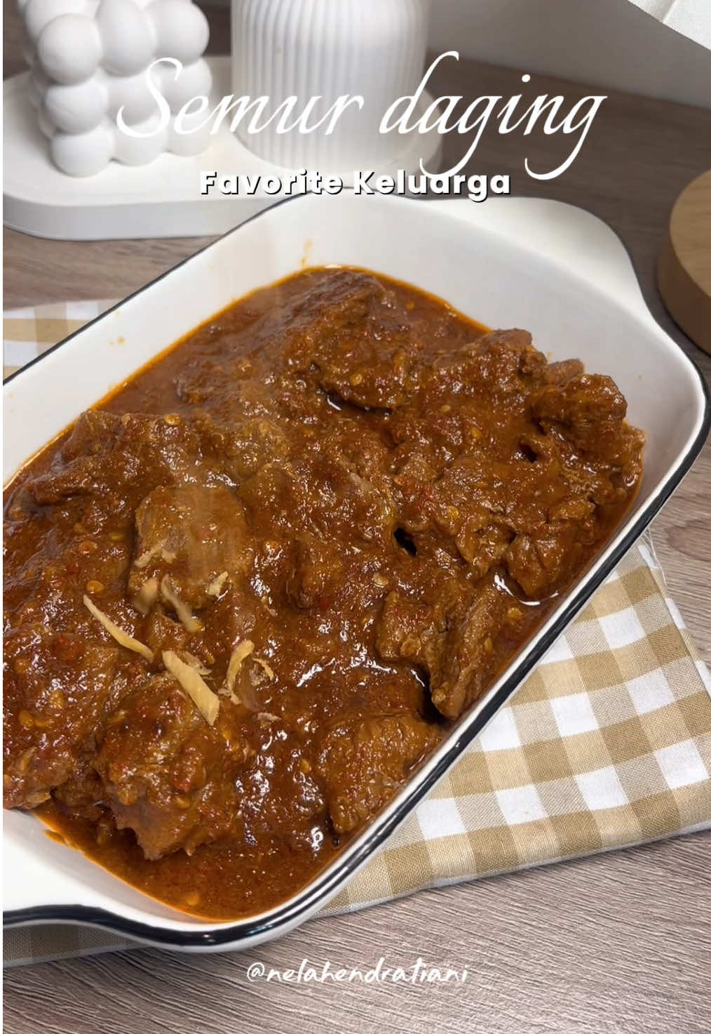 Resep semur daging : - 500 gram daging sapi (rebus hingga empuk) Bumbu halus: - 7 siung baput - 7 siung bamer - 2 bh cabai besar - 8 bh cabai keriting - 4 bh kemiri - 1/2 sdt lada bubuk - 1/2 sdt pala bubuk - 1 bks santan instan - secukupnya kecap manis - ( seasoning garam dan kaldu bubuk secukupnya ) - aromatik ( 1 btg serai, 2 lbr daun salam, 2 iris lengkuas) - air 1000 ml . . #semurdaging #idesahur #rendang #resep 