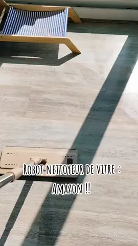 C'est une bombe ce nettoyeur de vitre, tu peux le guider avec télécommande, le robot fait le reste 😁  #clean #product #robot 