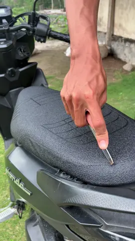 Cover jok anti cakar kucing 🐈 motifnya embos prima bahan amplas kasar tebal anti cakaran kucing anti air tentunya. Bisa untuk semua type motor chekout dikeranjang kuning 🥳 #coverjok #sarungjok #sarungjokanticakarankucing #coverjokanticakarkucing #sarungjokmotor 