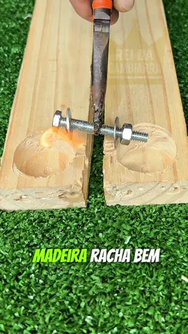 Carpinteiro conserta madeira rachada com porcas 😱🔥 #madeira #carpintaria #DIY #lifehacks #gambiarra 