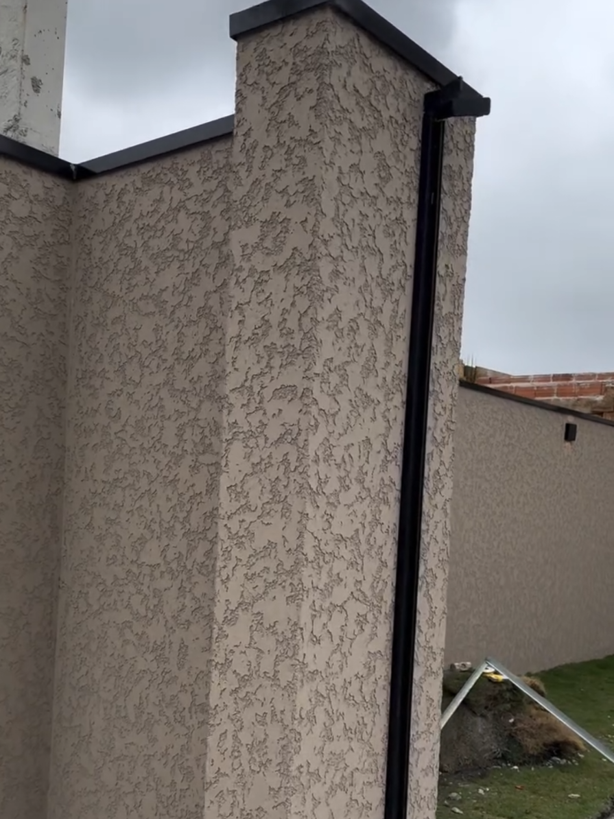 🚧✨ Olha essa transformação nesse muro com textura projetada! Mais proteção contra sol e chuva ☀️🌧️ Mais durabilidade 💪 Acabamento moderno e valorização do imóvel 🏠 💳 Aceitamos cartão 🎨 Material incluso se precisar Quer seu muro assim também? Chama a Top Pinturas e faz seu orçamento! 🚀 #TexturaProjetada #job  #Reforma #PinturaExterna 