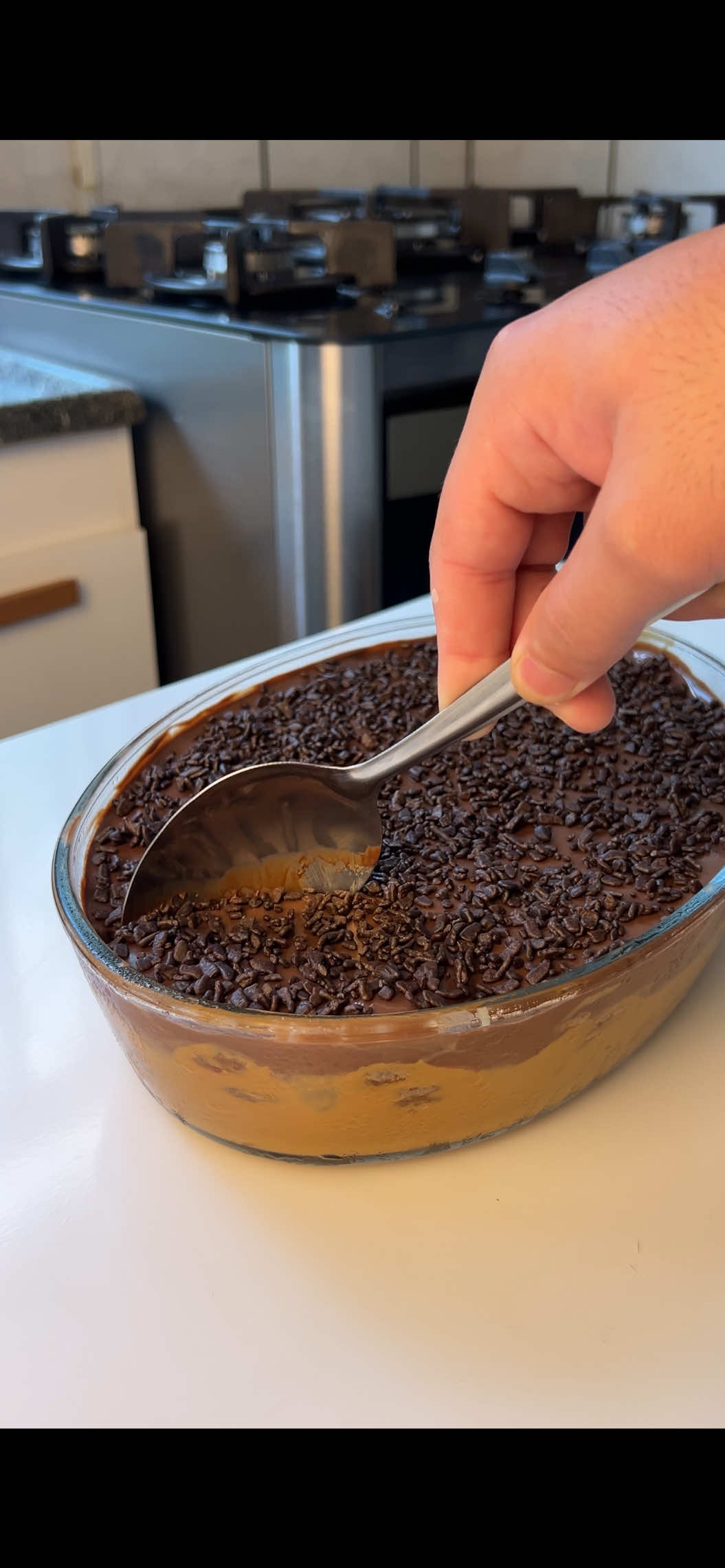 Pavê de Doce de Leite com Chocolate 🍫  Ingredientes:  2 potes de doce de leite 350g  2 creme de leite  1 pacote de bolacha de chocolate  Ganache:  145g de chocolate meio amargo  150g de creme de leite  Preparo: leve ao micro-ondas em intervalos de 30 segundos, mexendo bem a cada pausa, até derreter completamente e ficar igual ao vídeo. Granulado para decorar! Gostou? Já salva para não perder a receita 🍽️ . #sobremesa #receita #pave #docedeleite 
