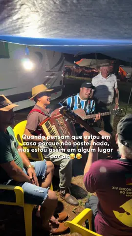 Expectativa: Ser produtivo final de semana.  Realidade: Olhando vídeos do rodeio passado e querendo voltar. 🤣🐎 #rodeio #rodeiocrioulo #acampamento #tradicaogaucha #vidacampeira 