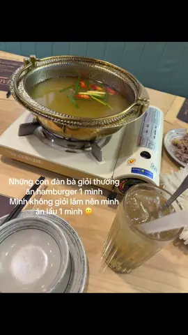 Những con đàn bà giỏi thường ăn hamburger 1 mình  Mình không giỏi lắm nên mình ăn lẩu 1 mình 🙂 #thooi
