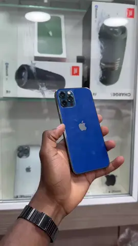 IPhone 12 Pro 128gb* Face ID désactivé ❌, Batterie 100%, caméra impeccable 👌🏿. Disponible.   Très bon prix 🤯 📱✅ Troque possible 🤝🏿